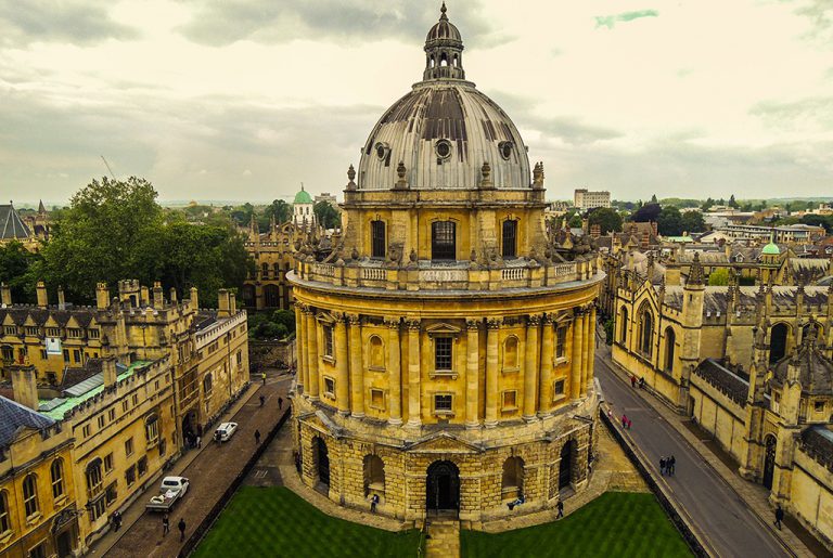Outdoor photo of main building at Oxford University